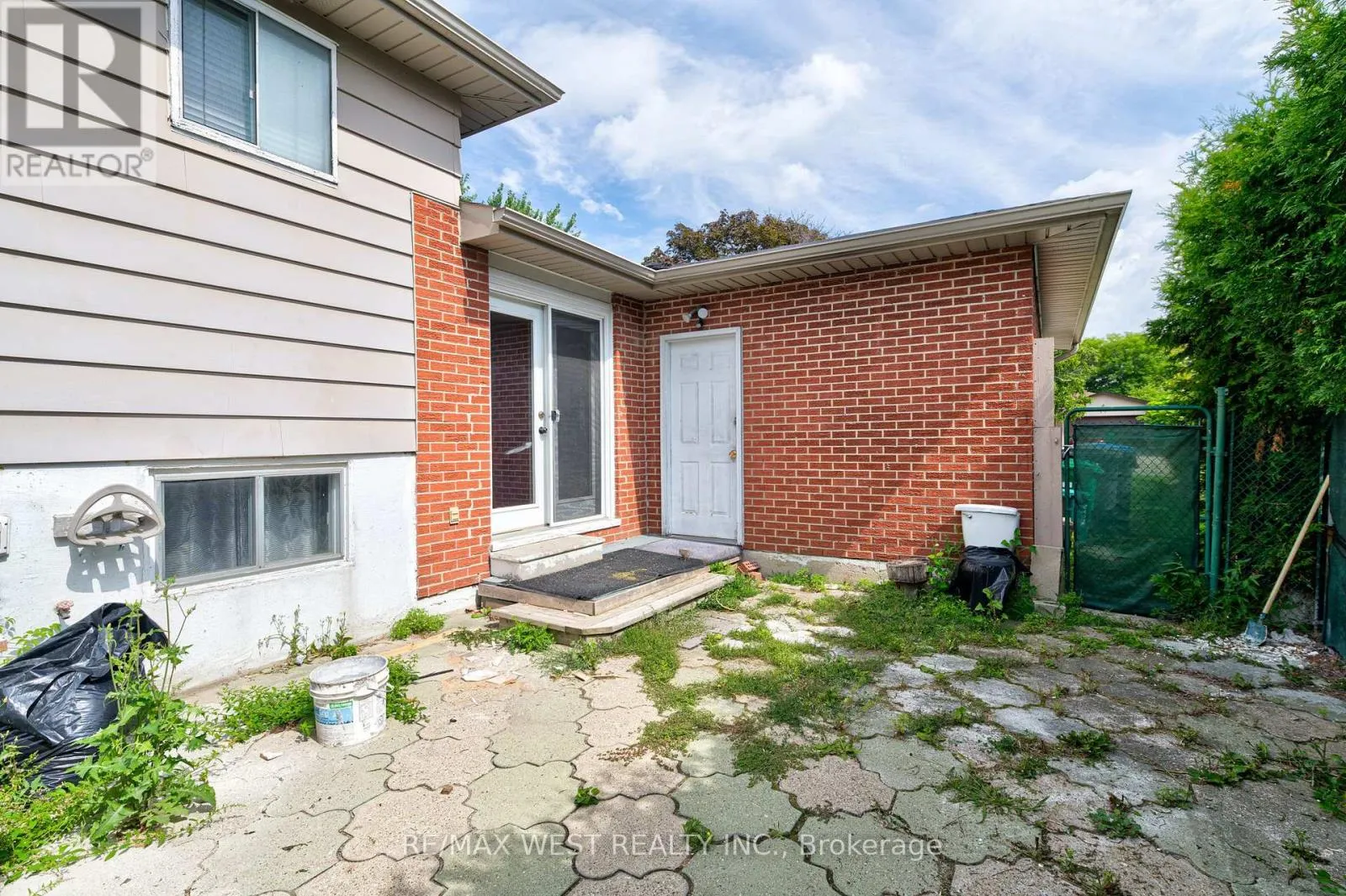UPPER LVL - 18 GLENFOREST ROAD