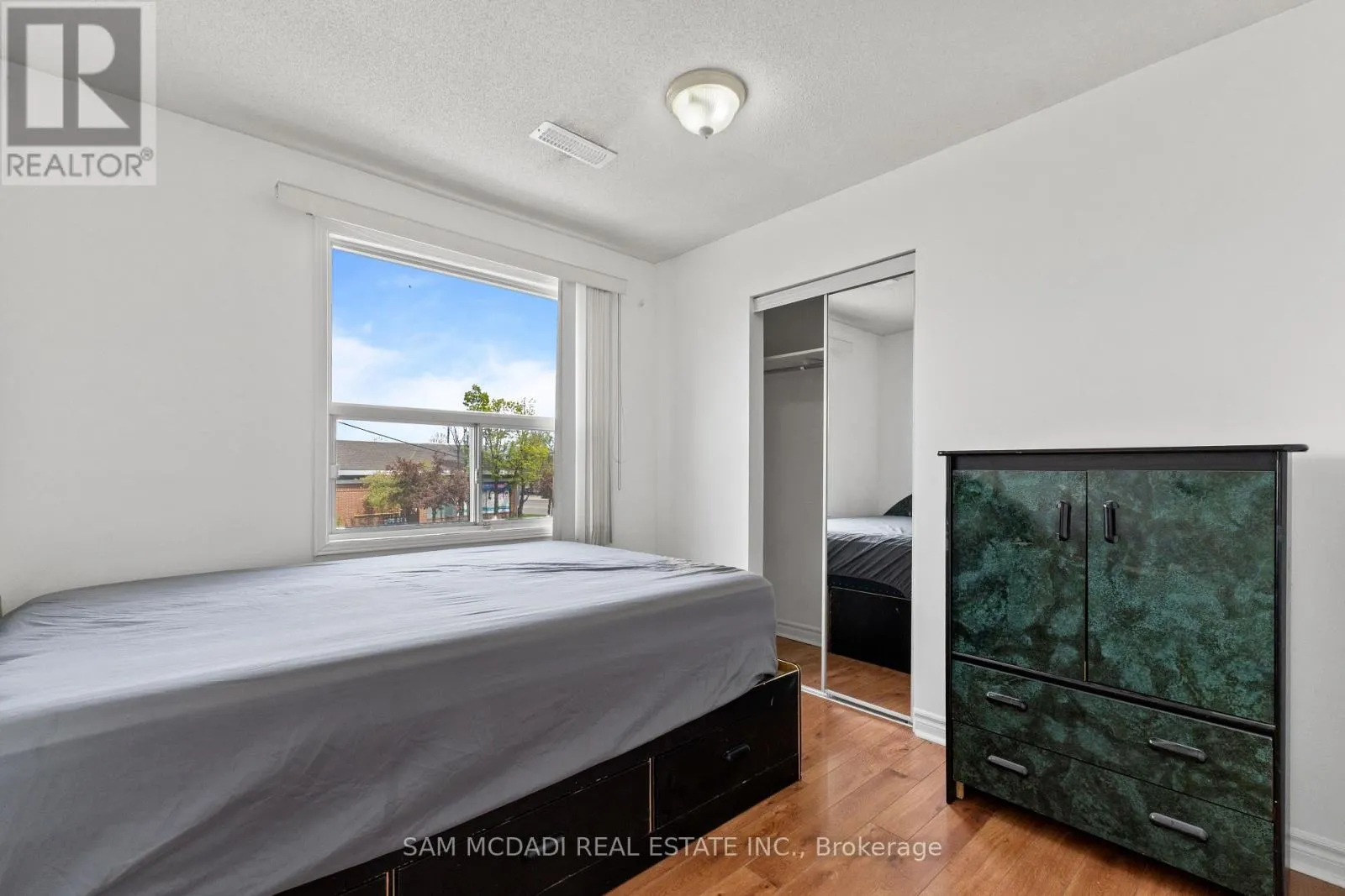 3 - 2922 ISLINGTON AVENUE