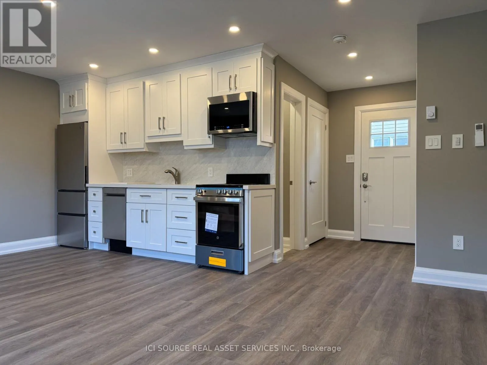 COACH HOUSE APT - 247 ROXTON ROAD