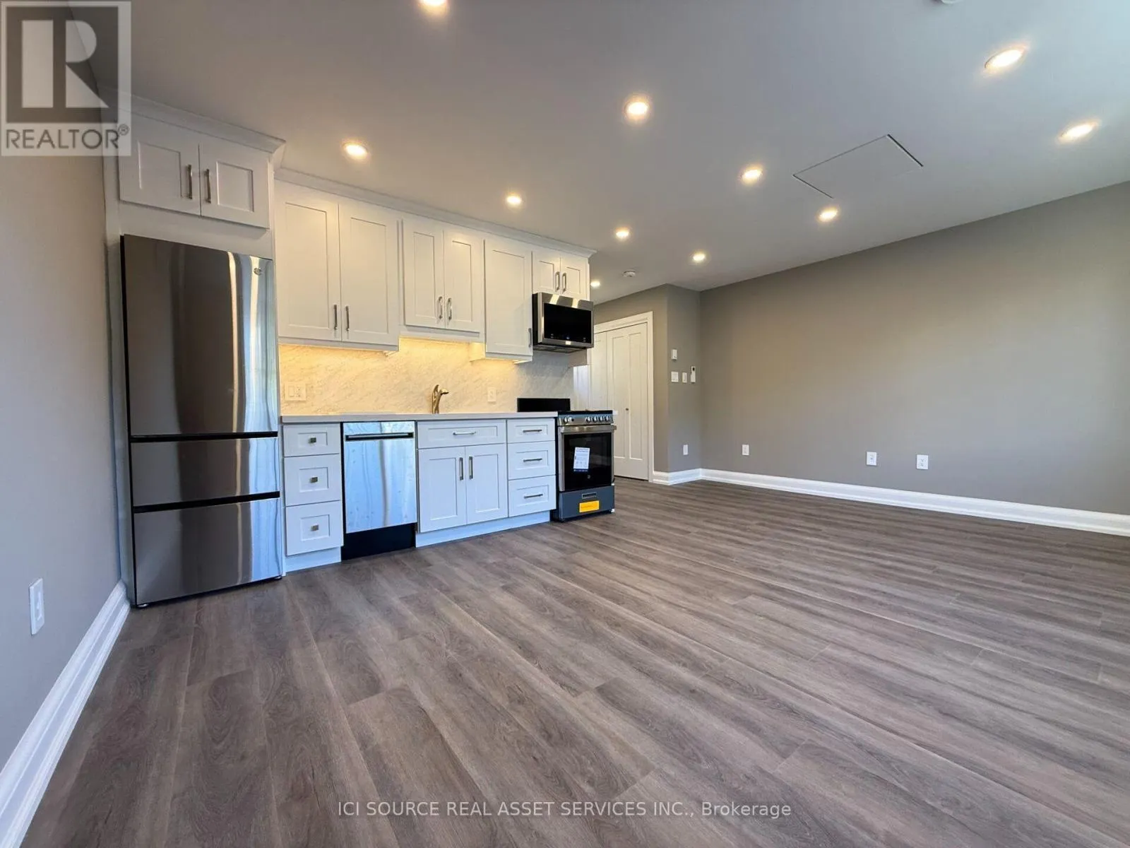 COACH HOUSE APT - 247 ROXTON ROAD
