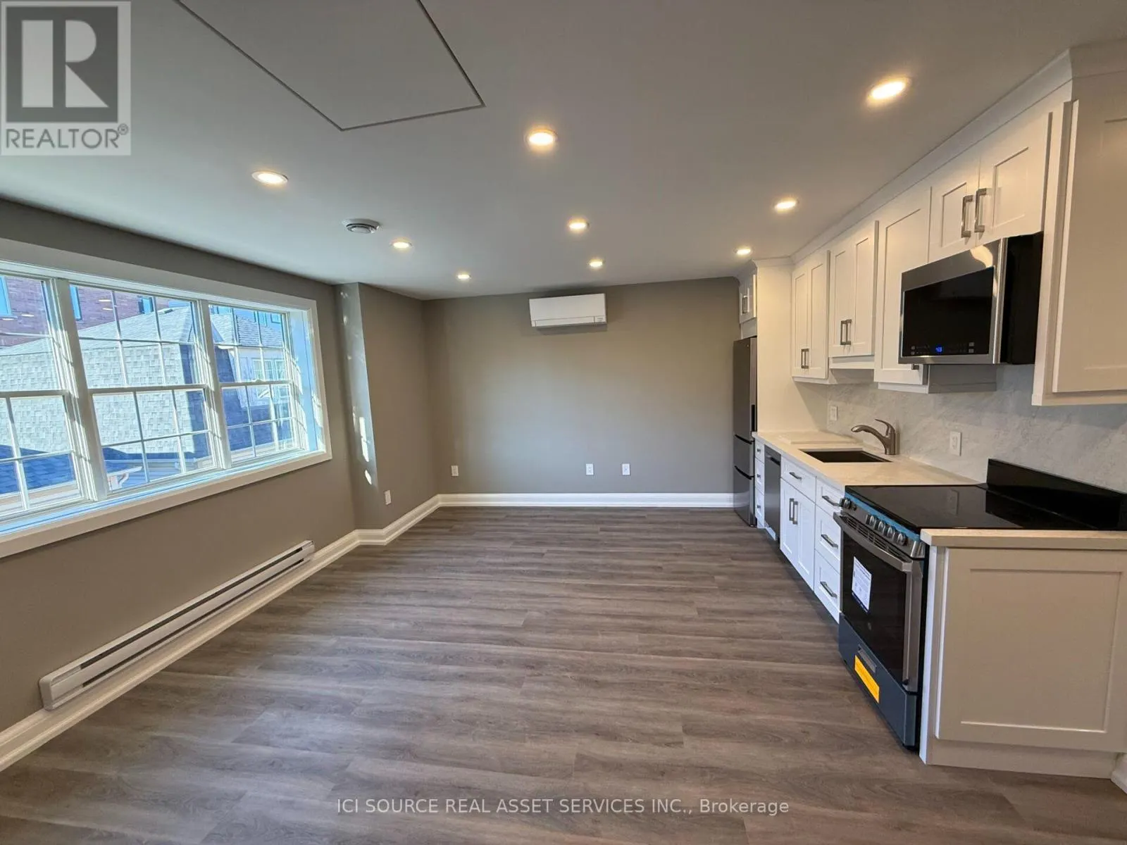 COACH HOUSE APT - 247 ROXTON ROAD