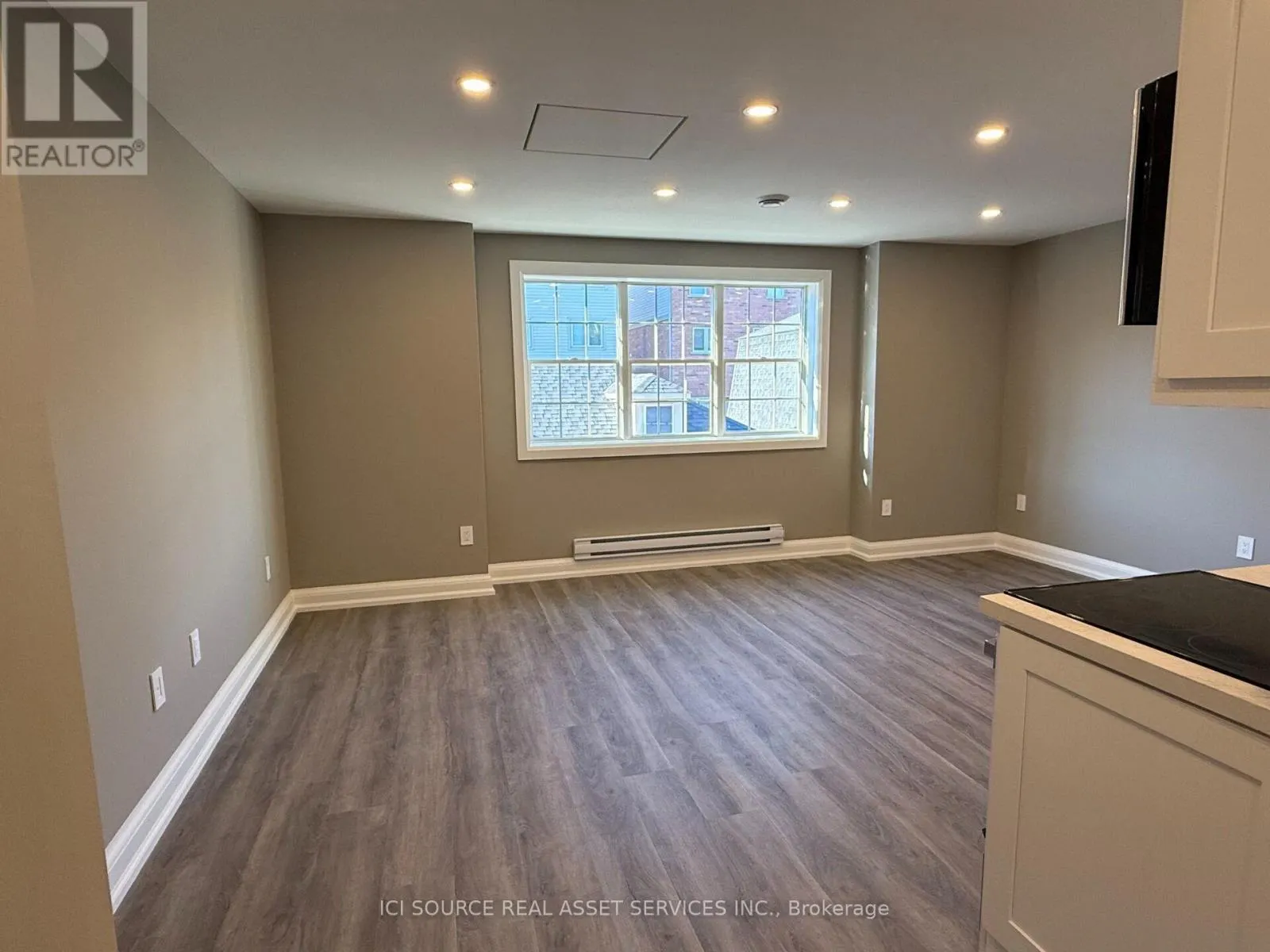COACH HOUSE APT - 247 ROXTON ROAD