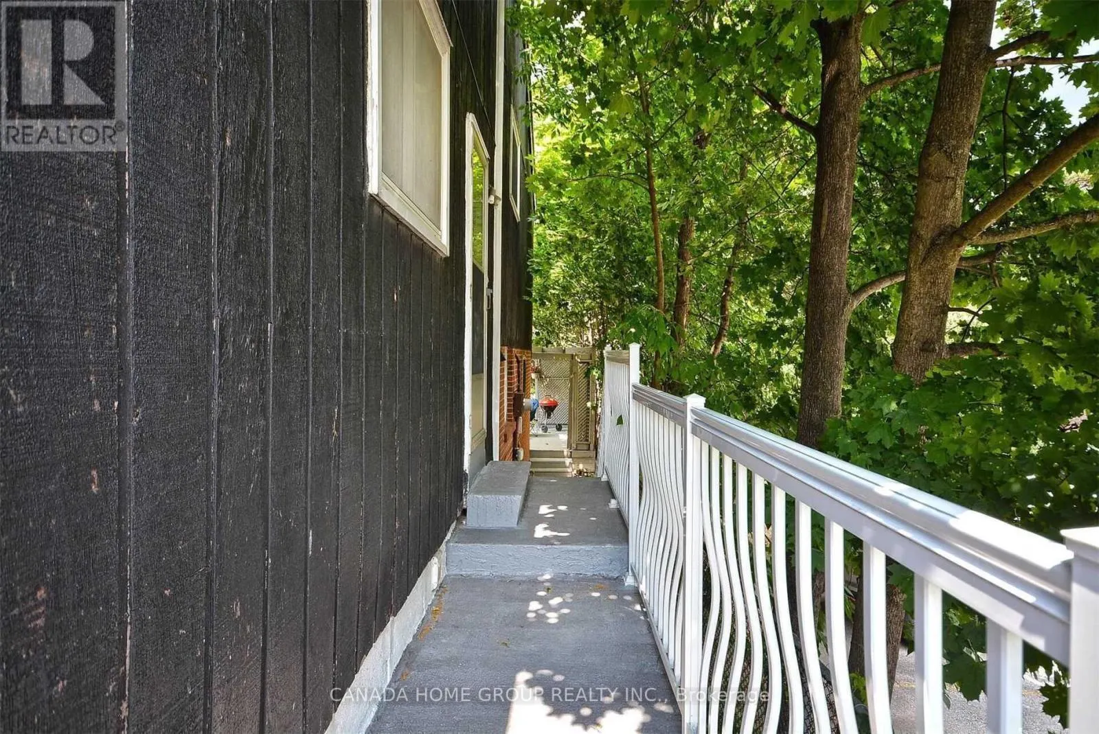 UPPER LEVEL - 2073 SOUTH MILLWAY AVENUE