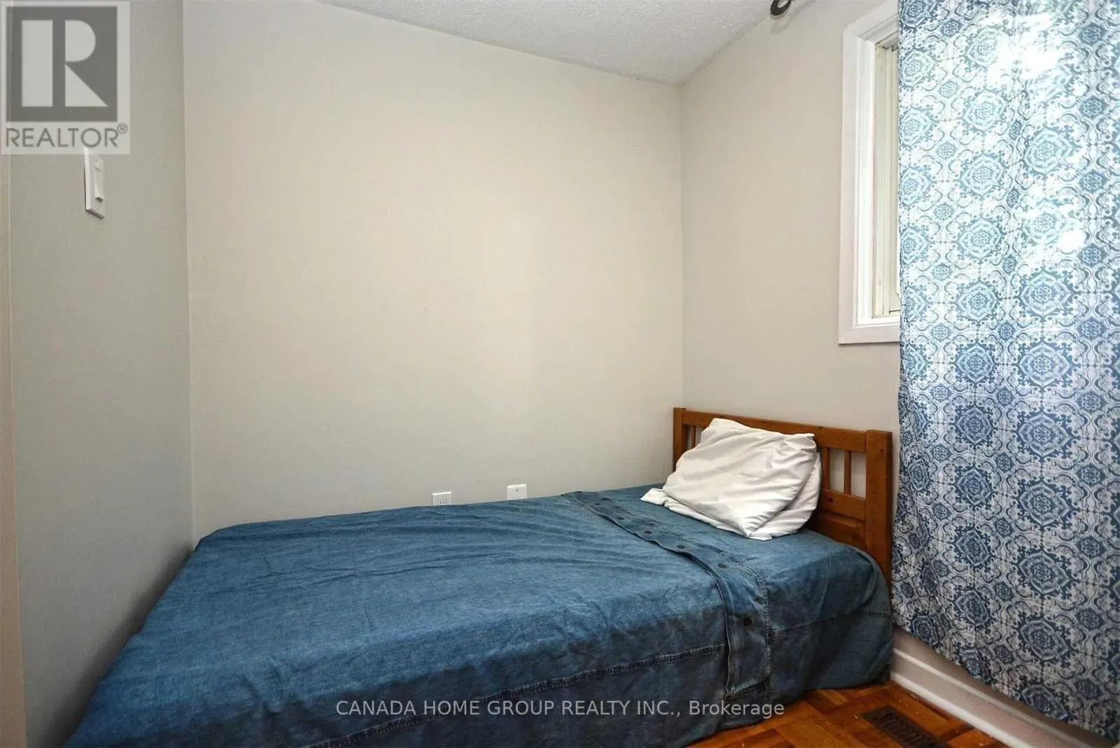 UPPER LEVEL - 2073 SOUTH MILLWAY AVENUE