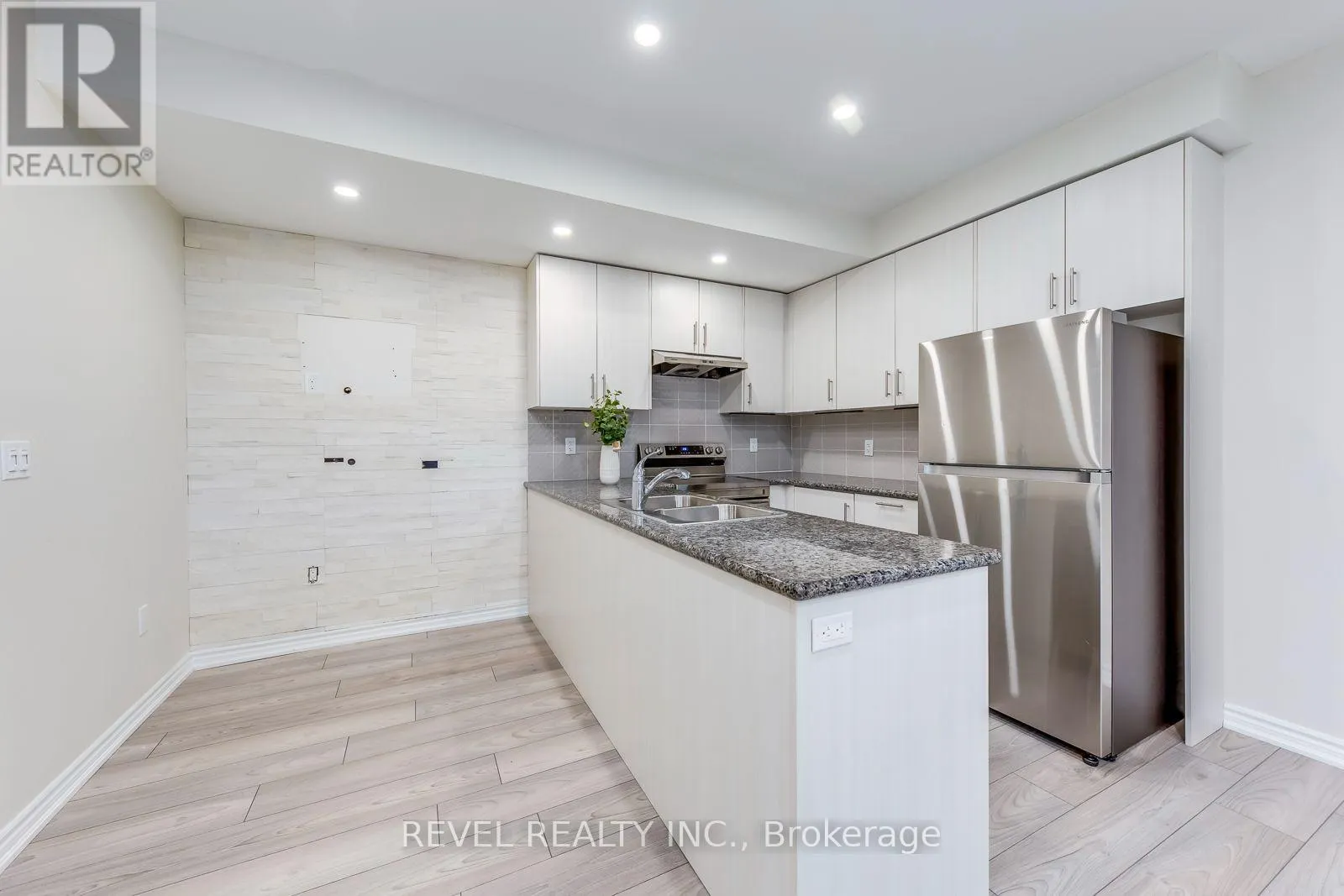 402 - 70 HALLIFORD PLACE