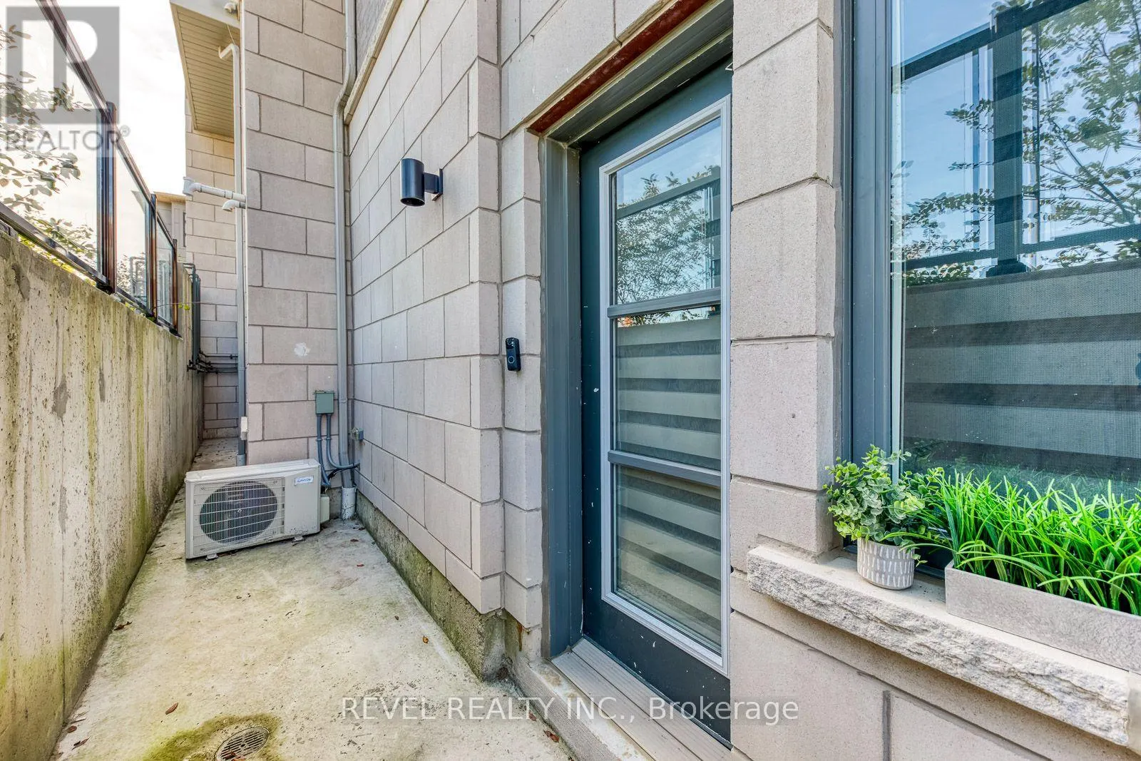 402 - 70 HALLIFORD PLACE