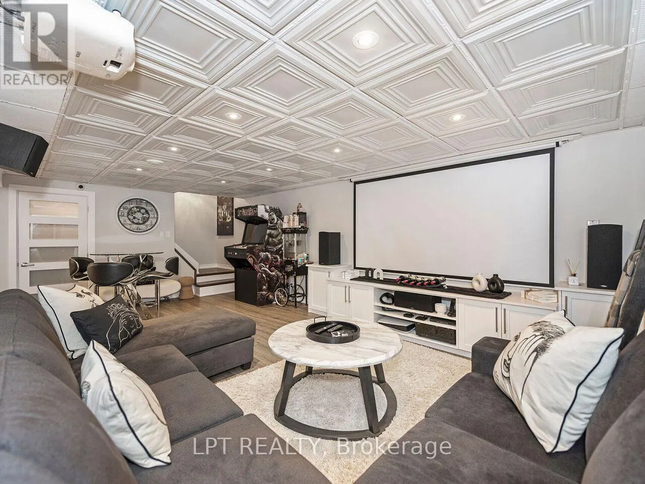 493 TIPPERTON CRESCENT