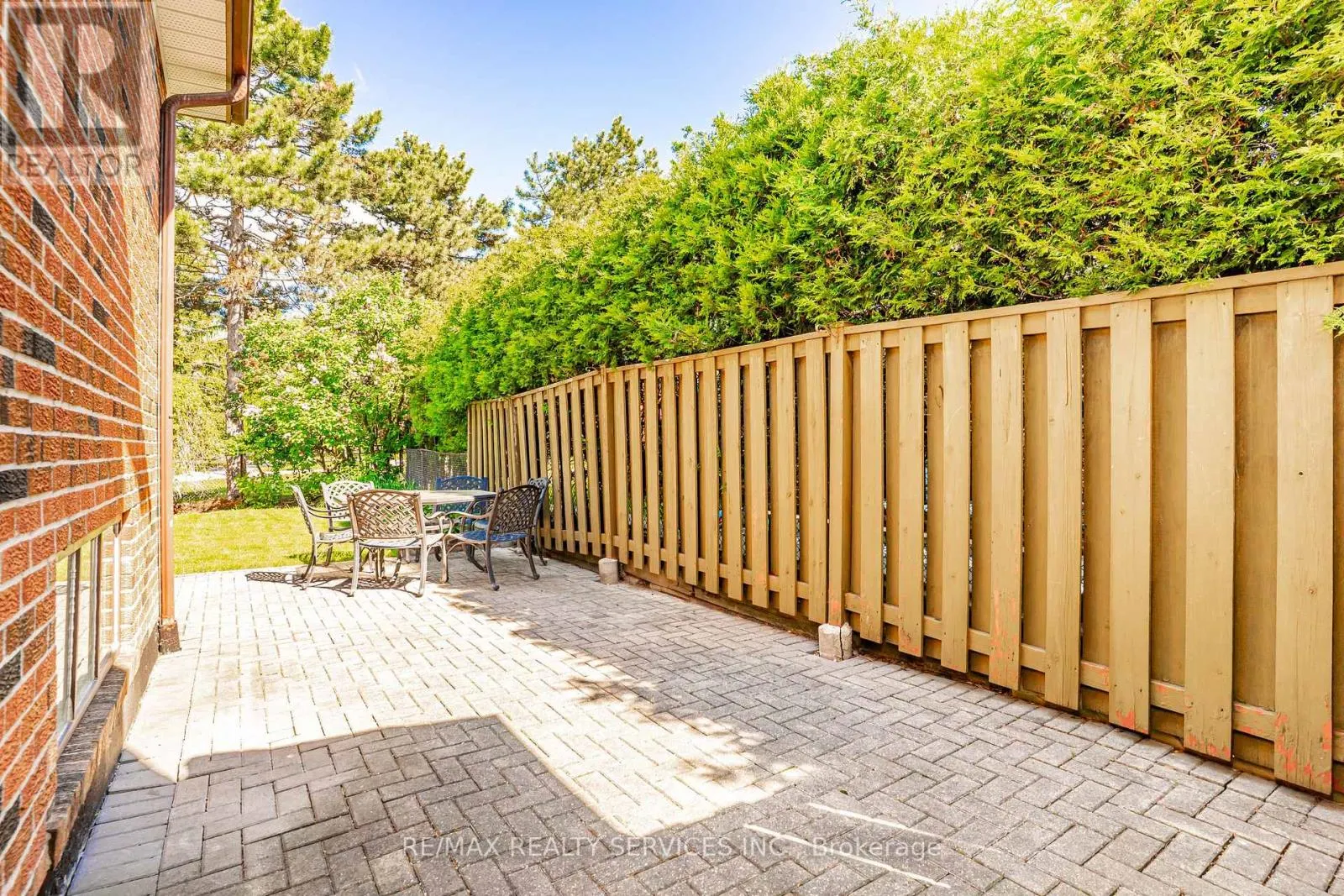 32 WINTERFOLD DRIVE