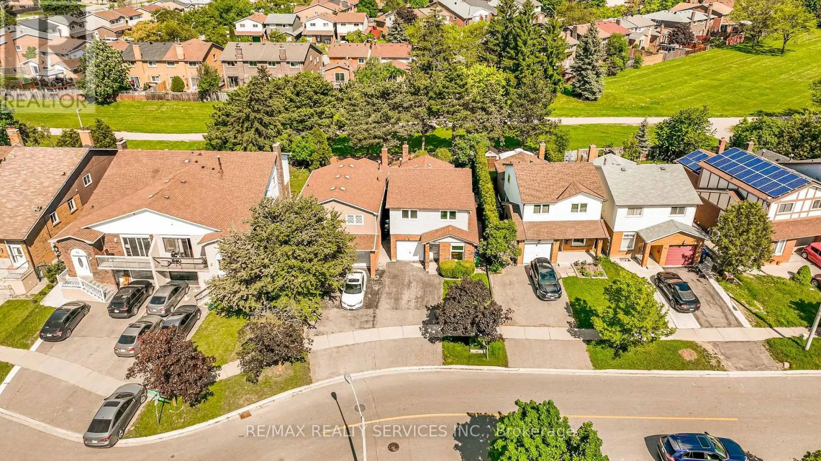 32 WINTERFOLD DRIVE
