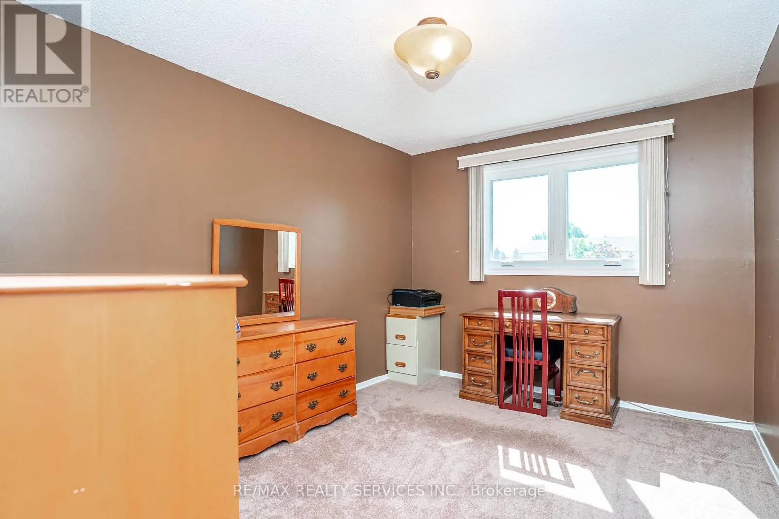 32 WINTERFOLD DRIVE