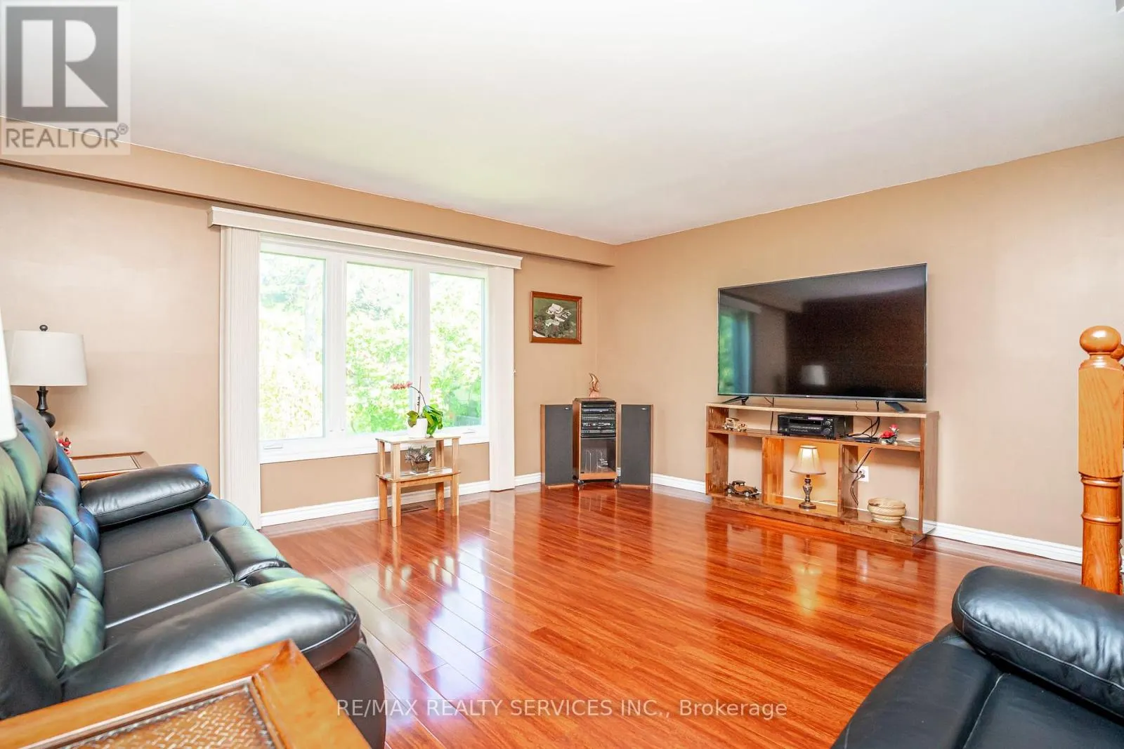 32 WINTERFOLD DRIVE