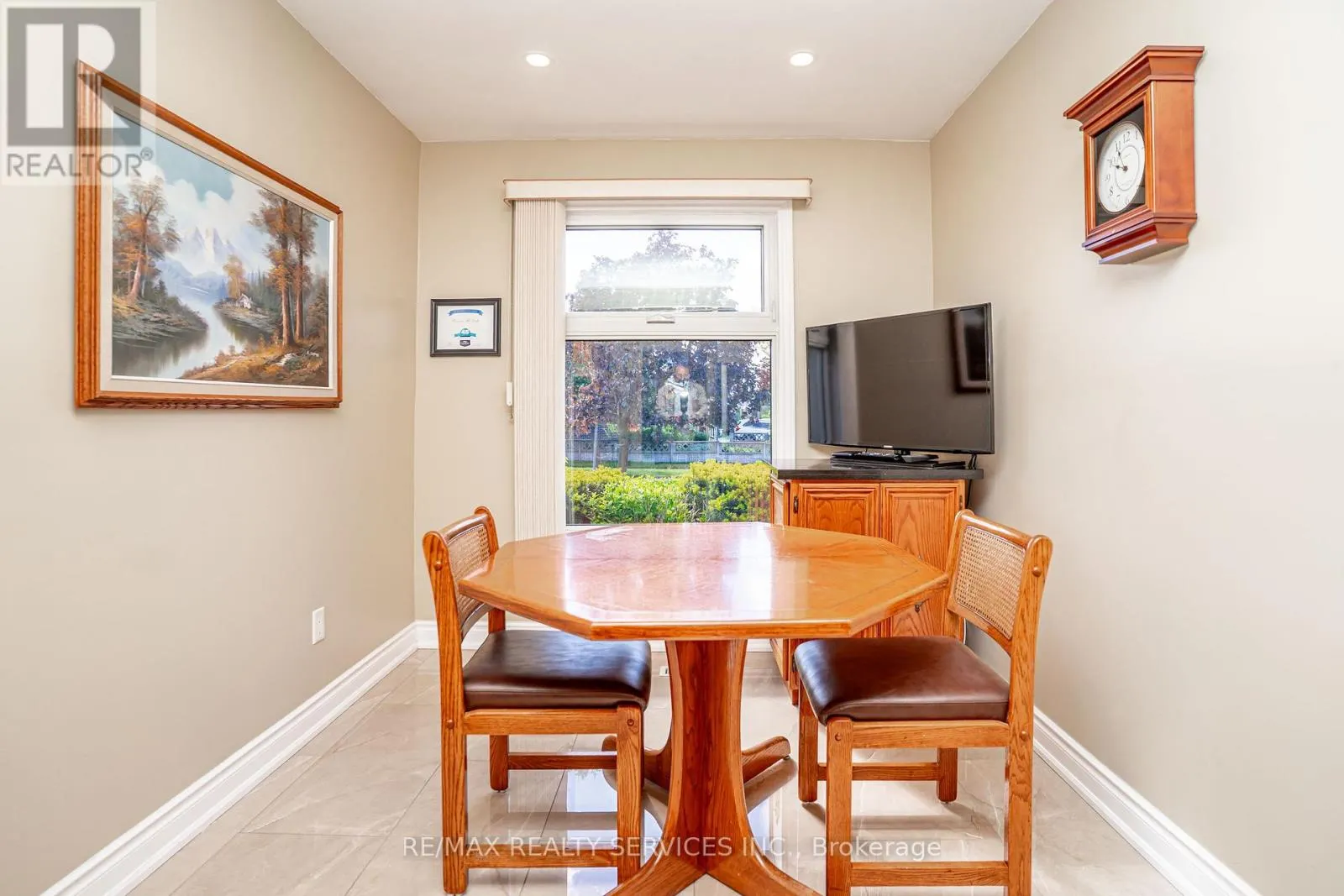 32 WINTERFOLD DRIVE