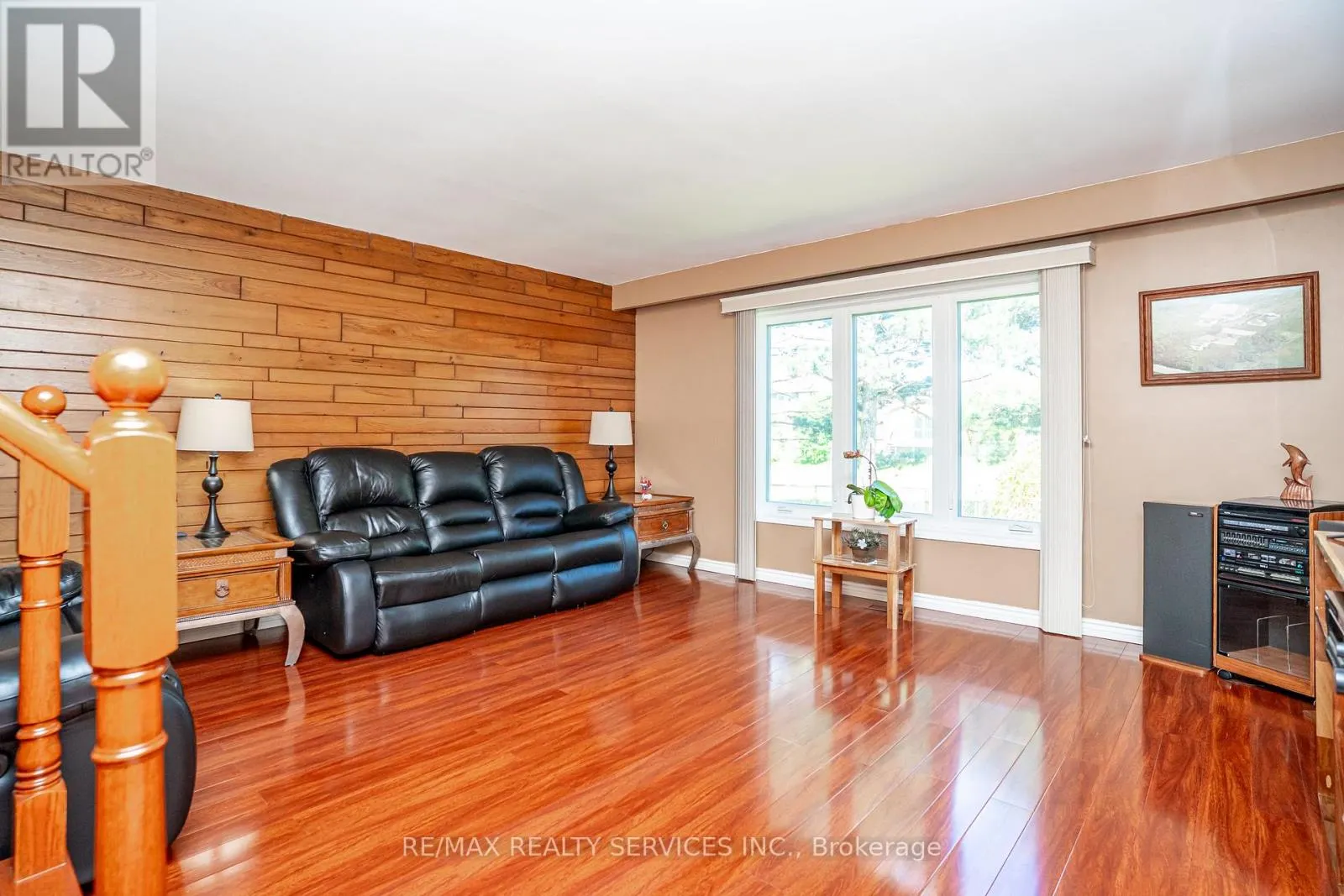 32 WINTERFOLD DRIVE