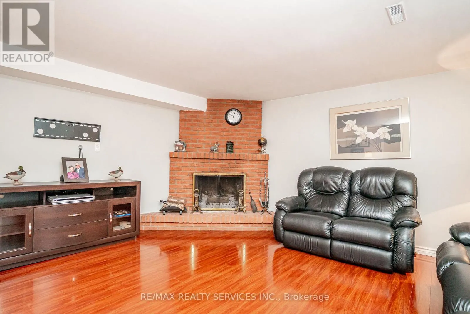 32 WINTERFOLD DRIVE