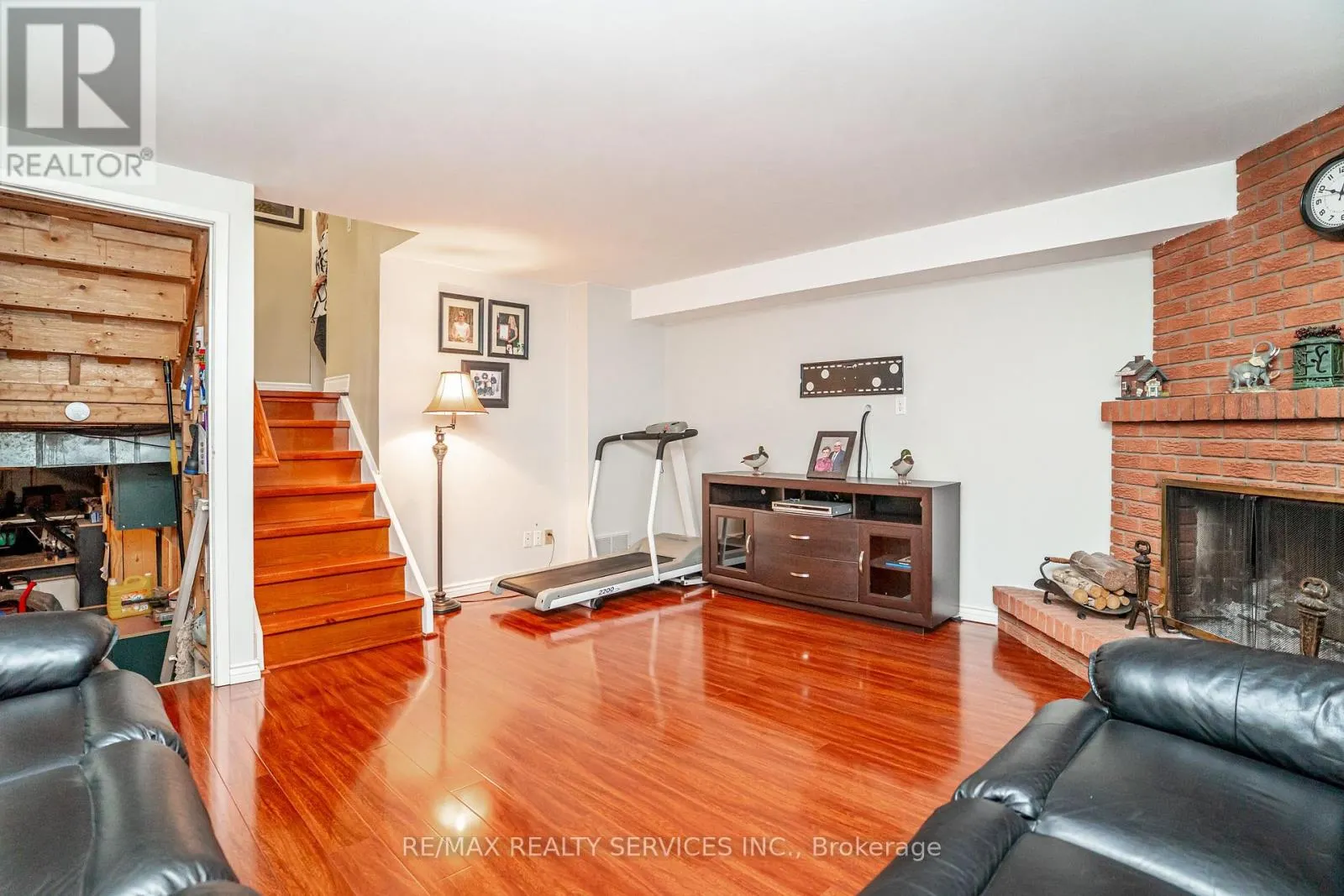 32 WINTERFOLD DRIVE