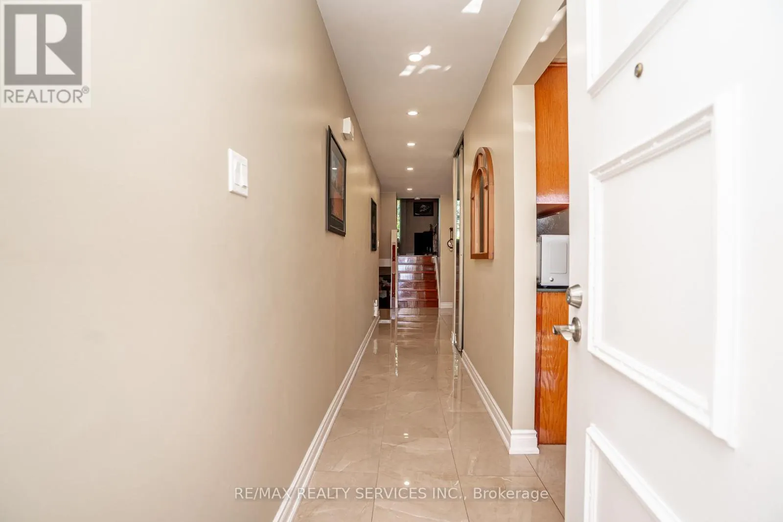 32 WINTERFOLD DRIVE