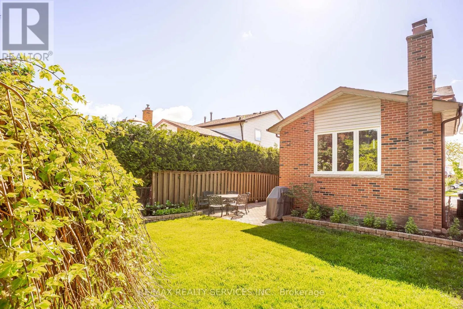 32 WINTERFOLD DRIVE