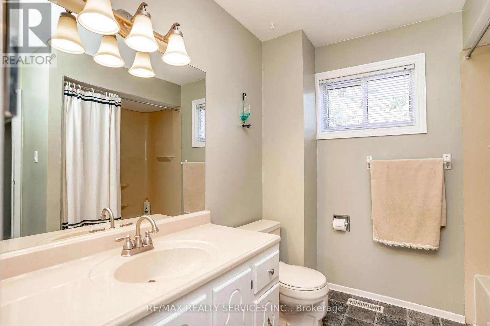 32 WINTERFOLD DRIVE