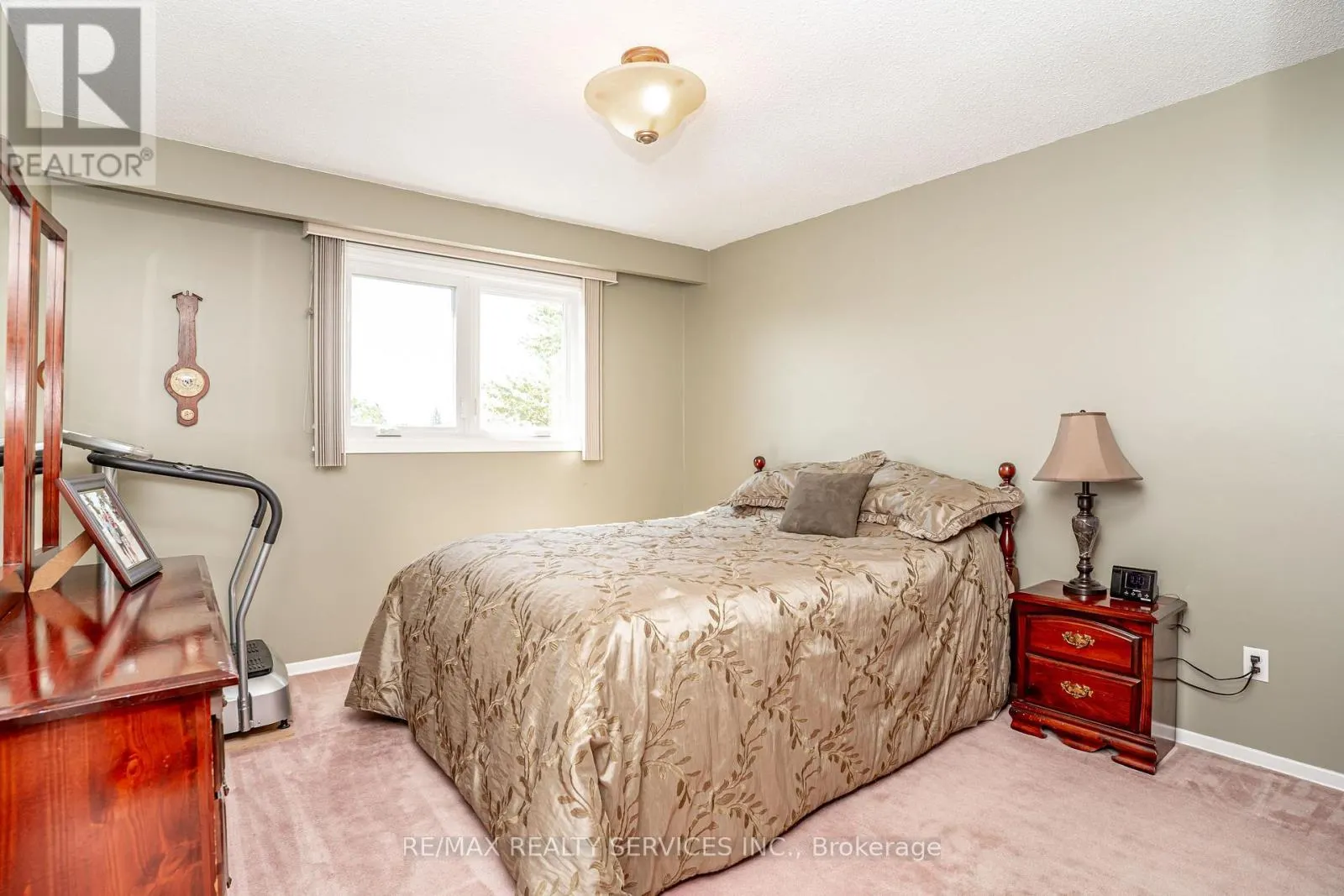 32 WINTERFOLD DRIVE