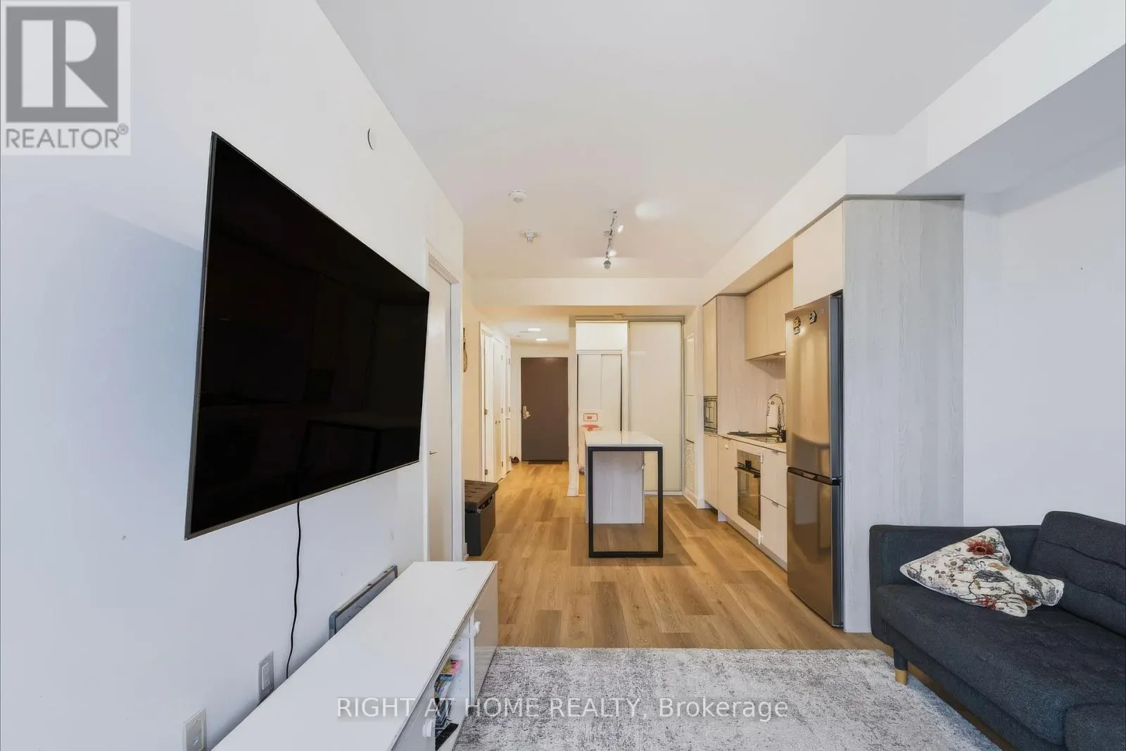 422 - 86 DUNDAS STREET E