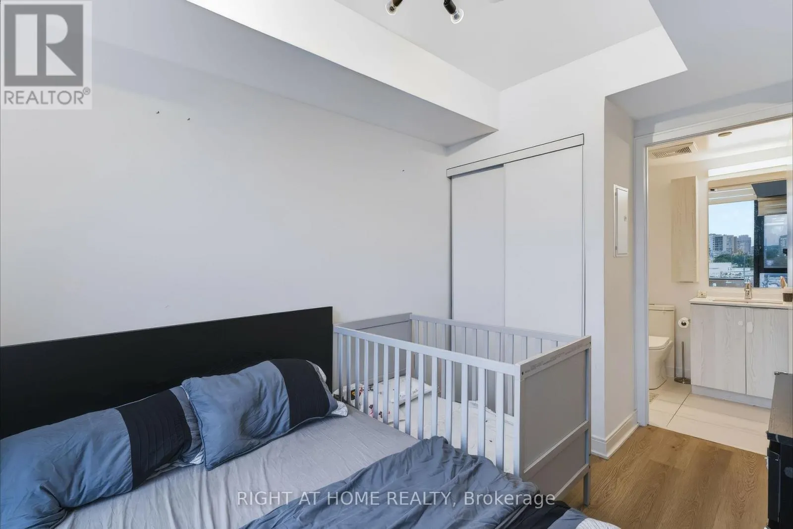 422 - 86 DUNDAS STREET E