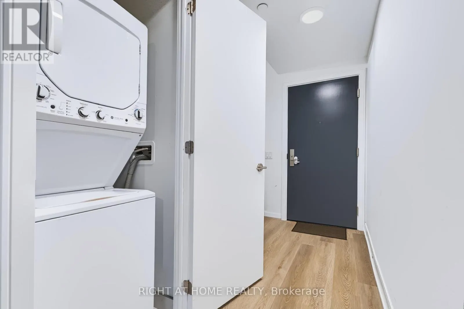 422 - 86 DUNDAS STREET E