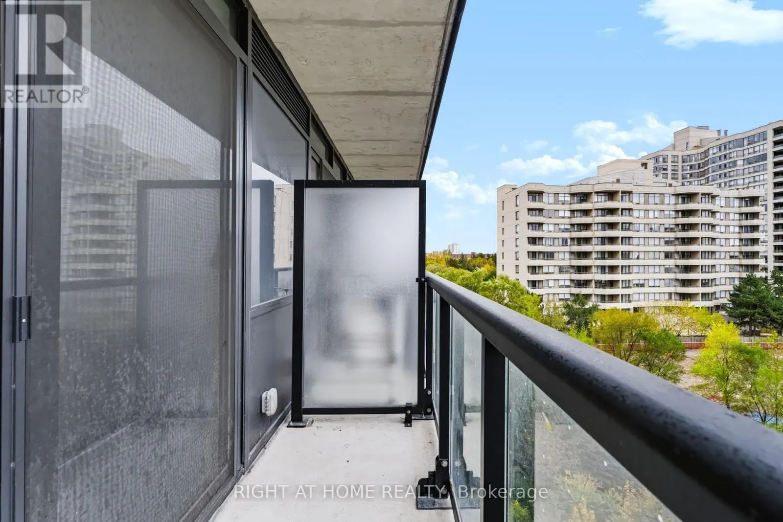 422 - 86 DUNDAS STREET E