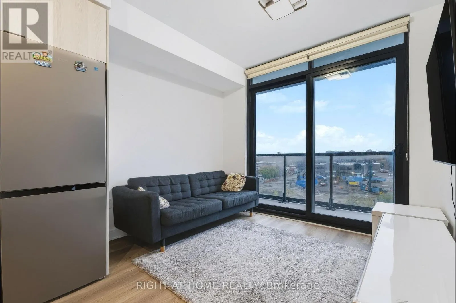 422 - 86 DUNDAS STREET E