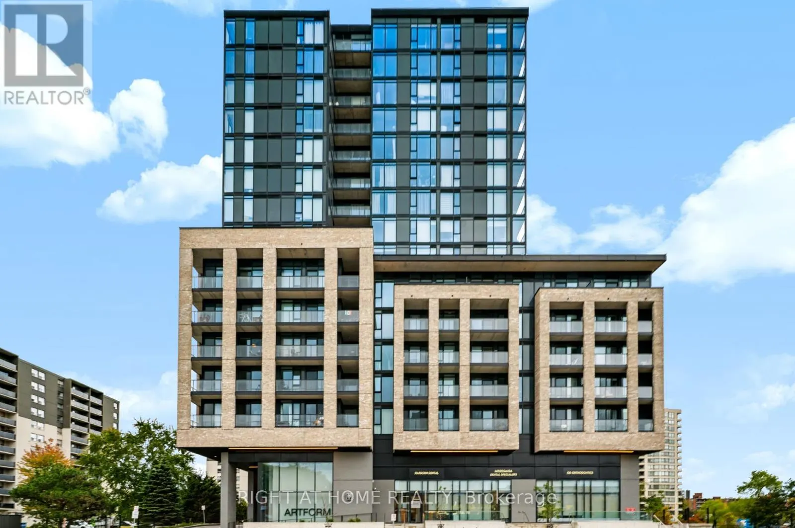 422 - 86 DUNDAS STREET E