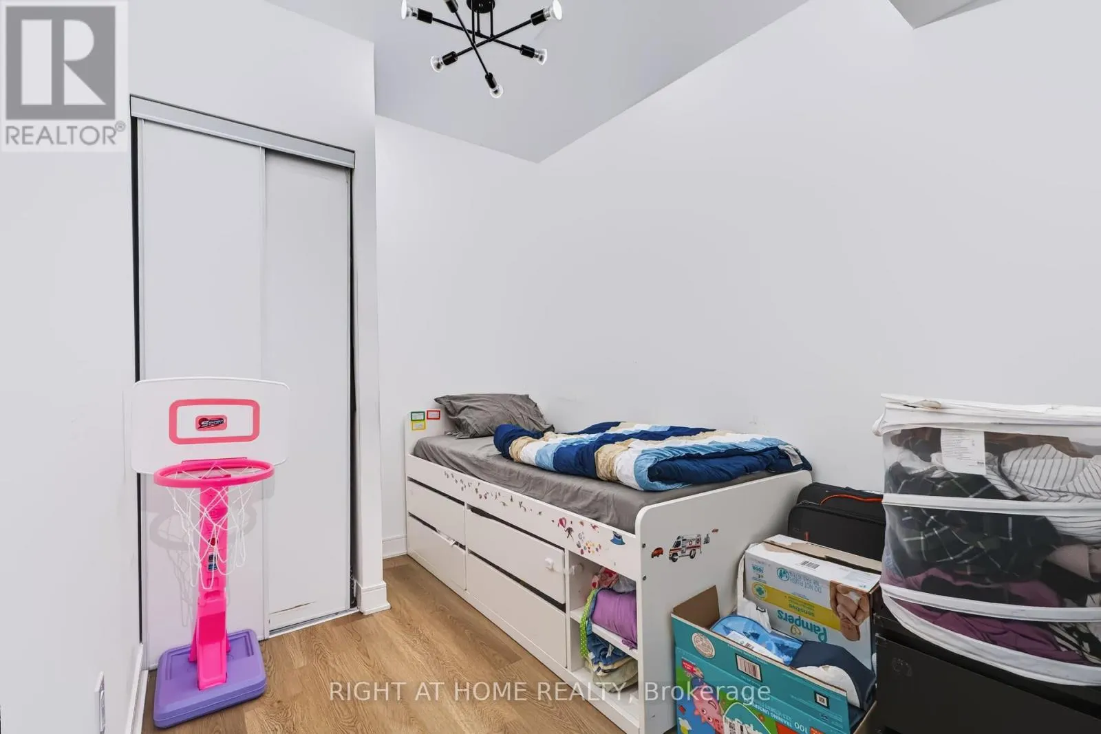 422 - 86 DUNDAS STREET E