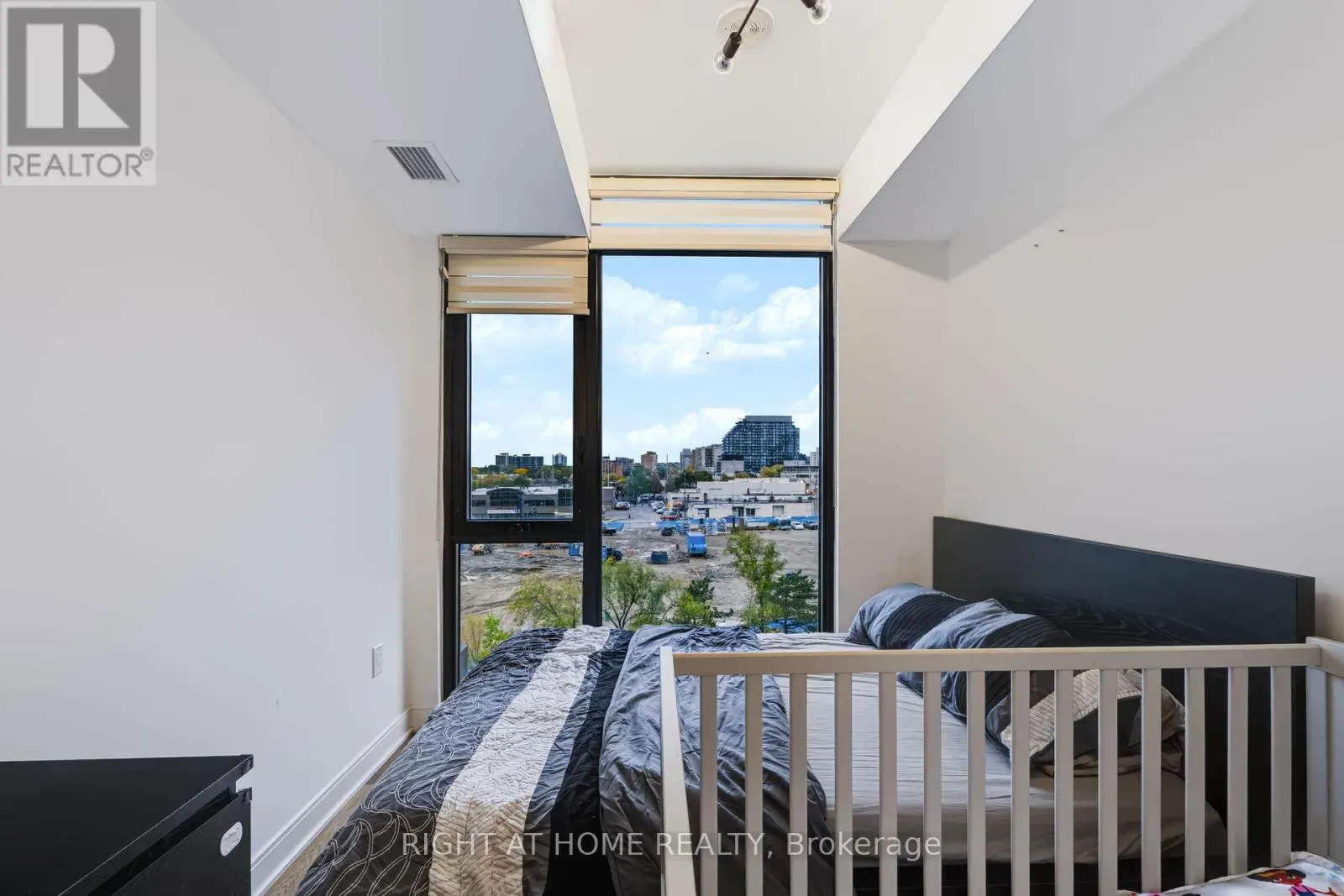 422 - 86 DUNDAS STREET E