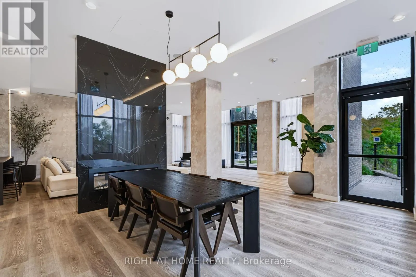 422 - 86 DUNDAS STREET E
