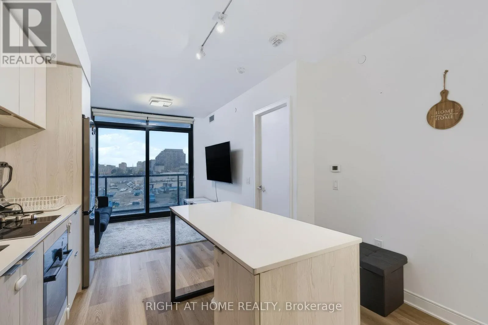 422 - 86 DUNDAS STREET E