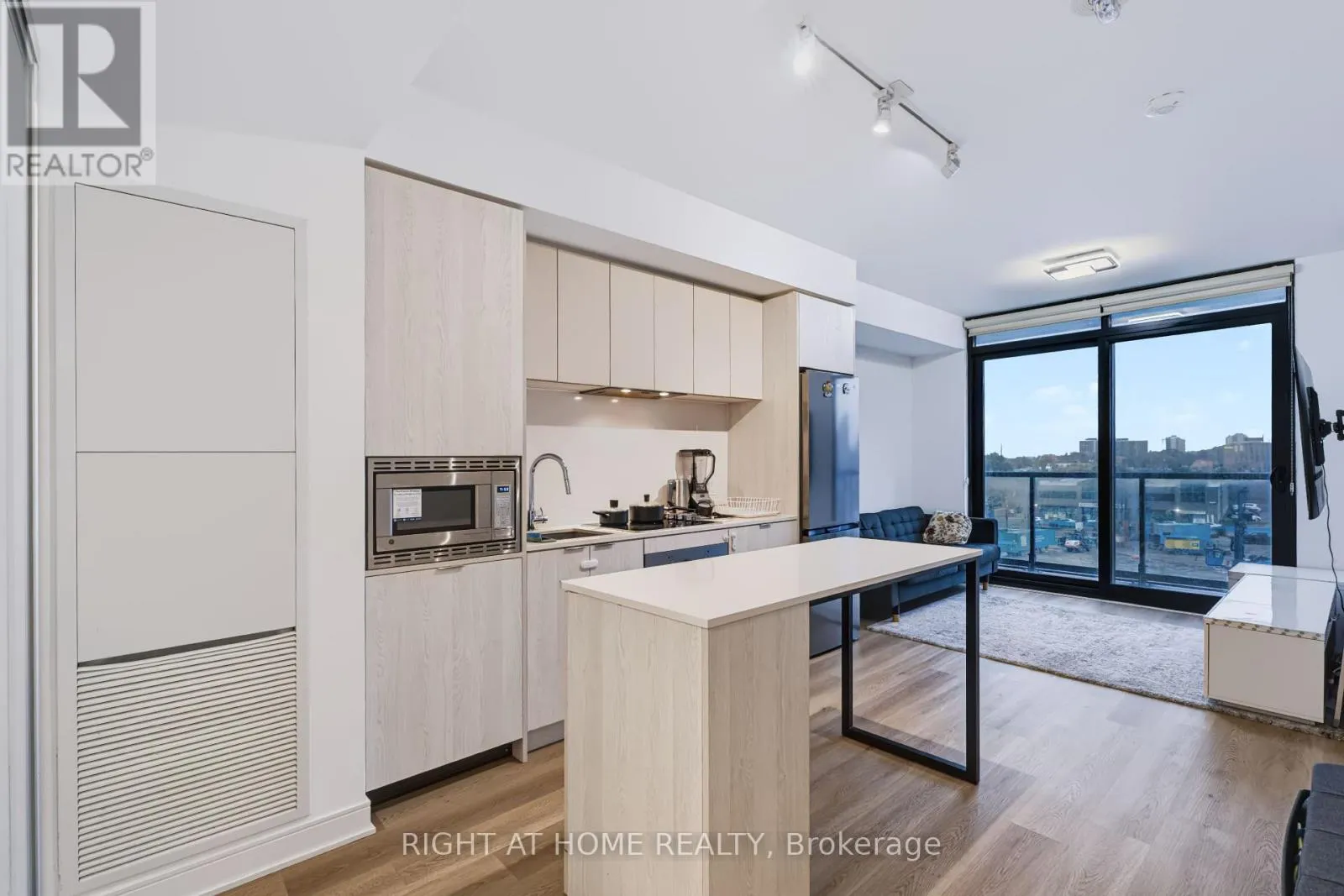 422 - 86 DUNDAS STREET E