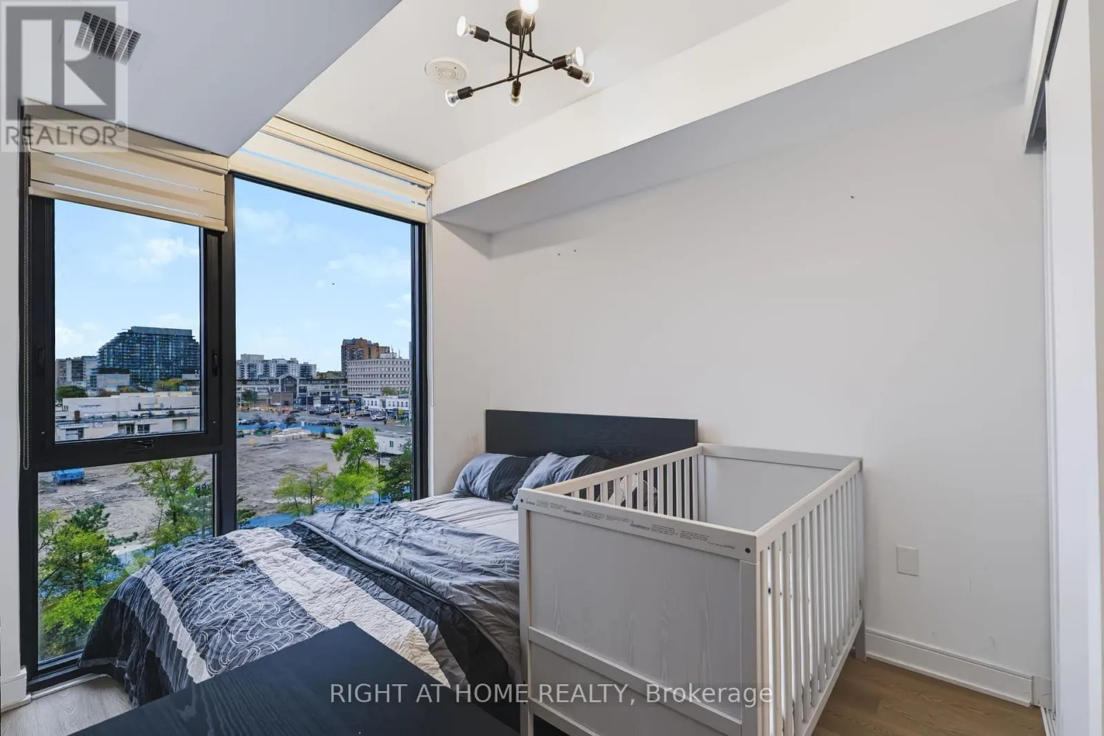 422 - 86 DUNDAS STREET E