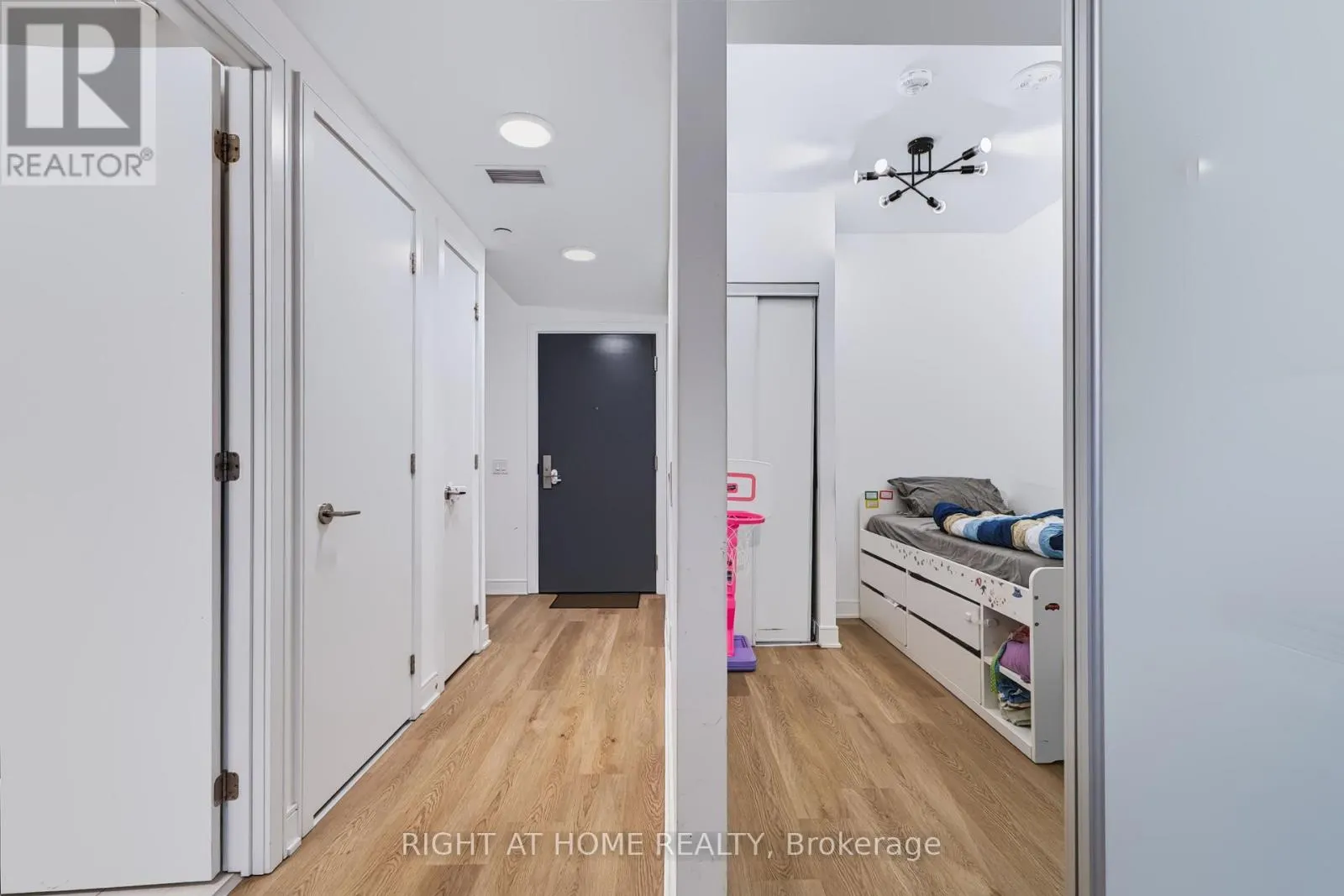 422 - 86 DUNDAS STREET E