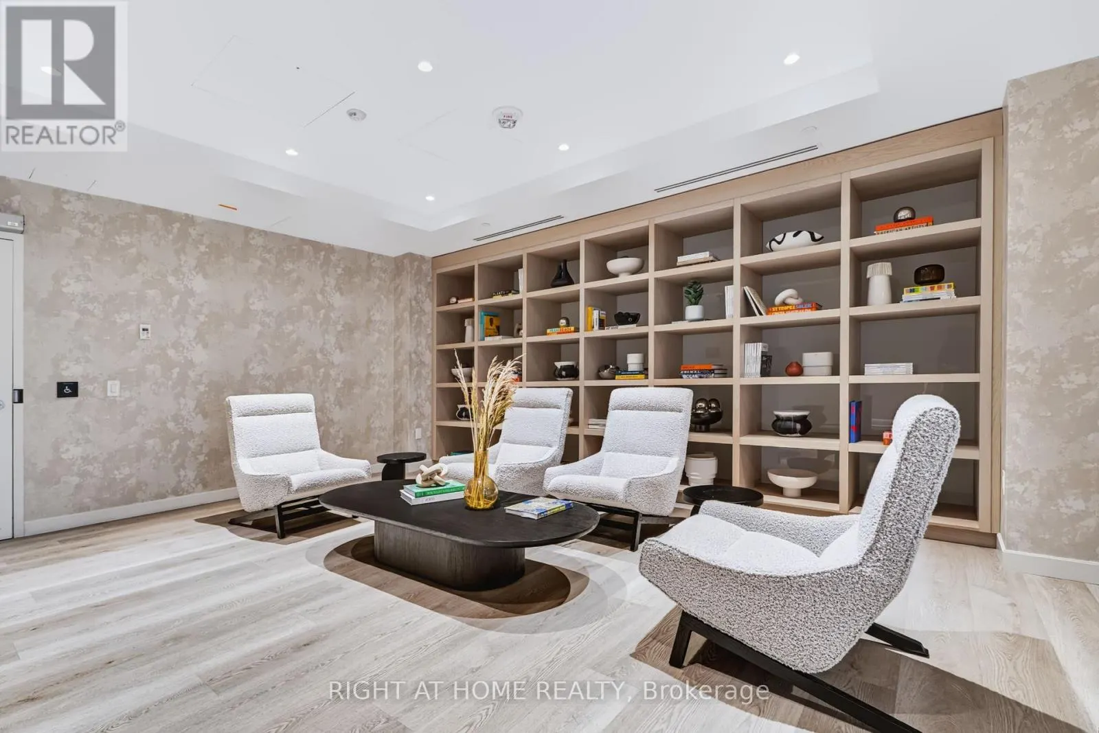 422 - 86 DUNDAS STREET E