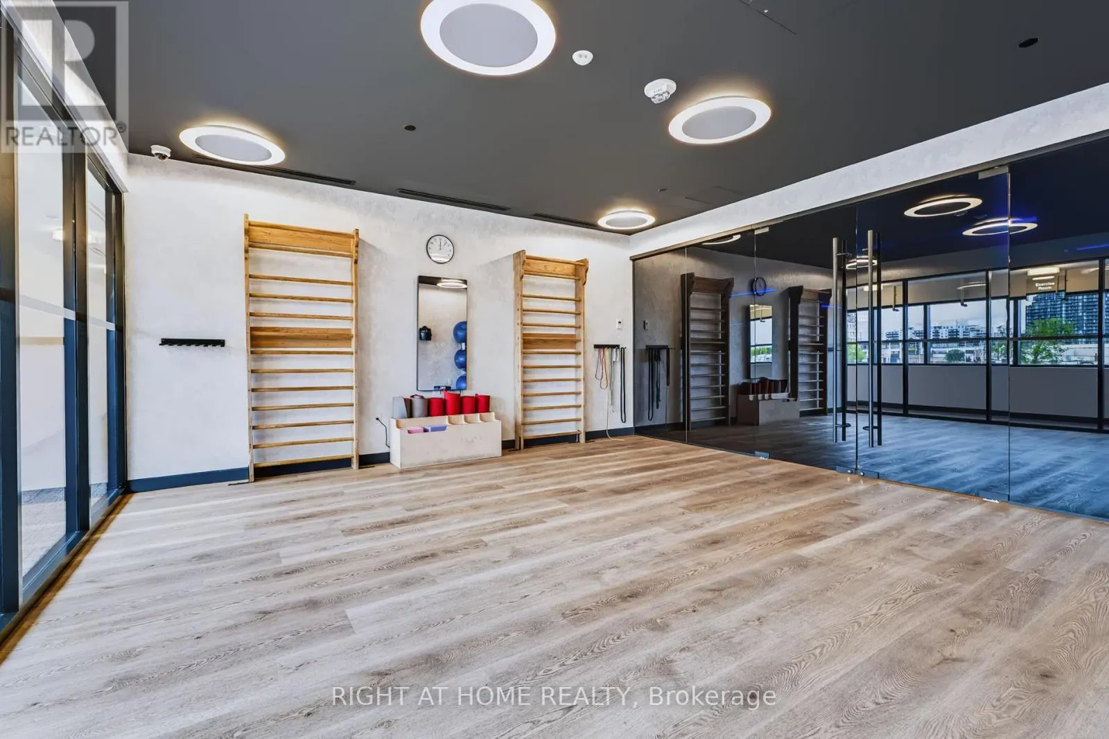 422 - 86 DUNDAS STREET E