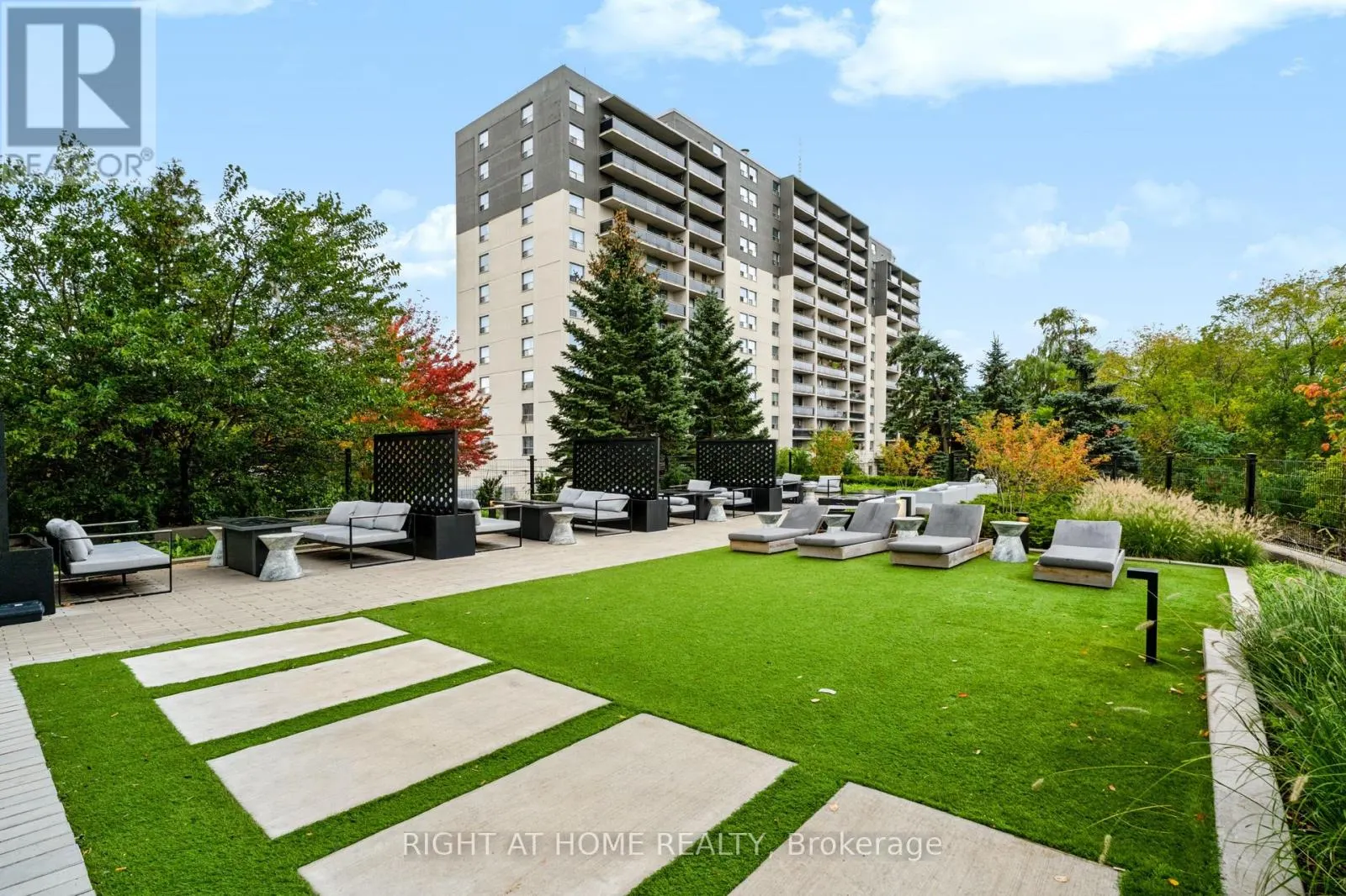 422 - 86 DUNDAS STREET E