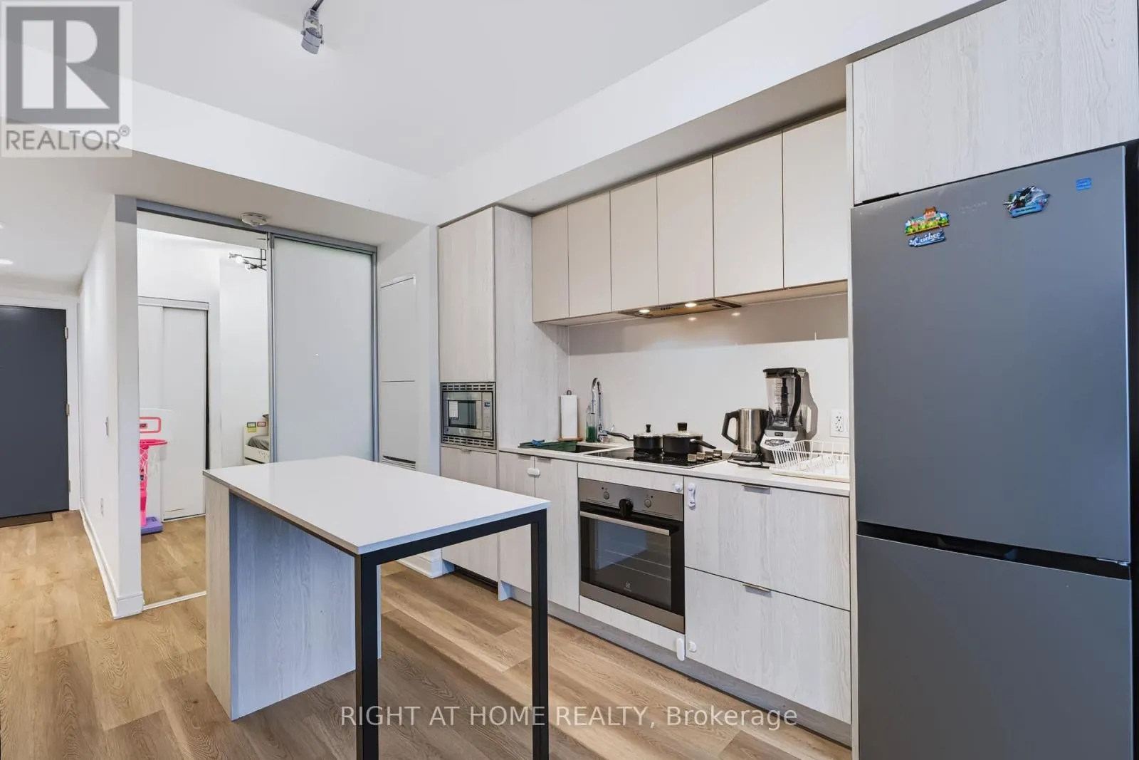 422 - 86 DUNDAS STREET E