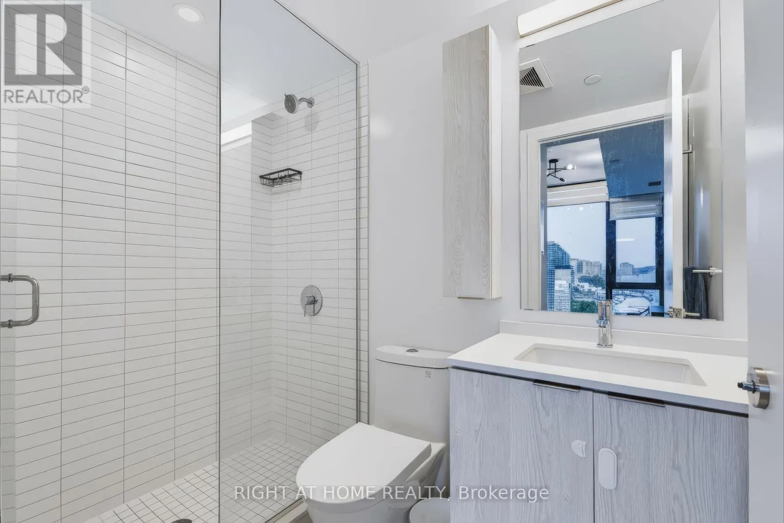 422 - 86 DUNDAS STREET E