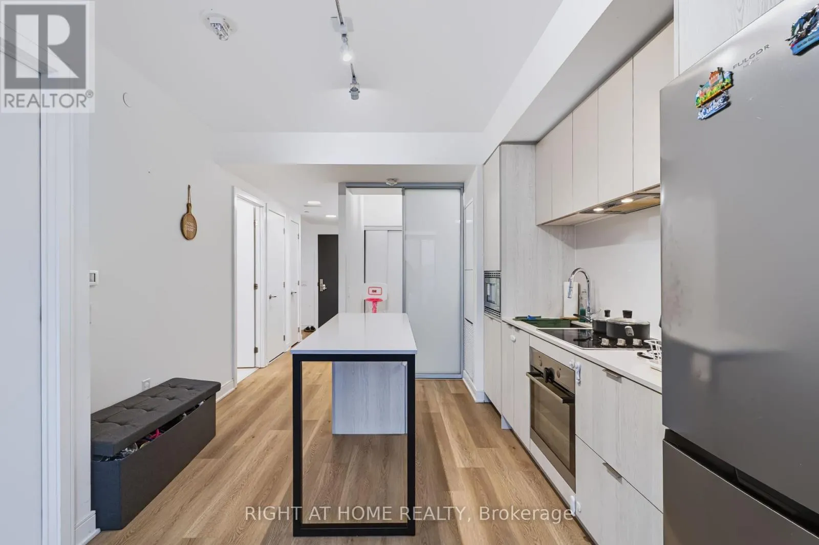 422 - 86 DUNDAS STREET E