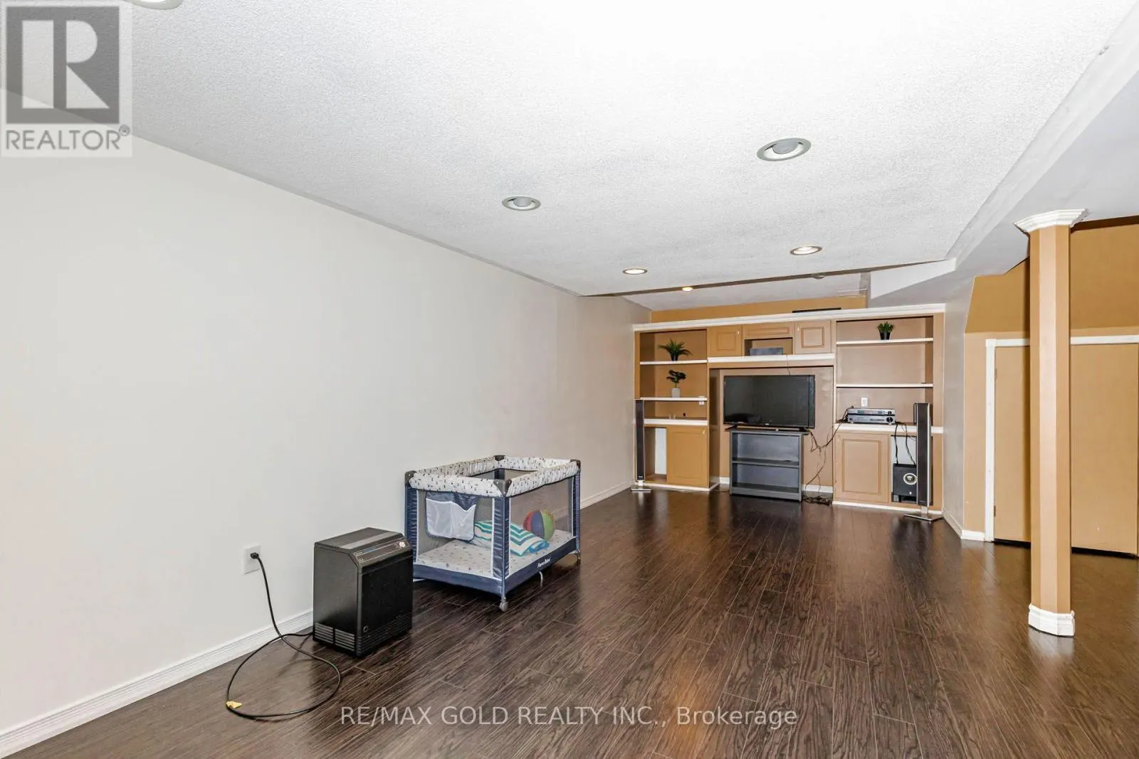 93 LAUCHLIN CRESCENT