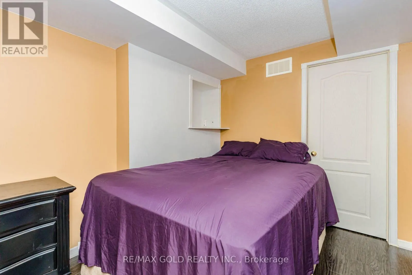 93 LAUCHLIN CRESCENT