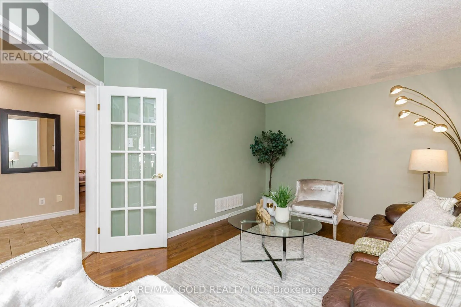 93 LAUCHLIN CRESCENT
