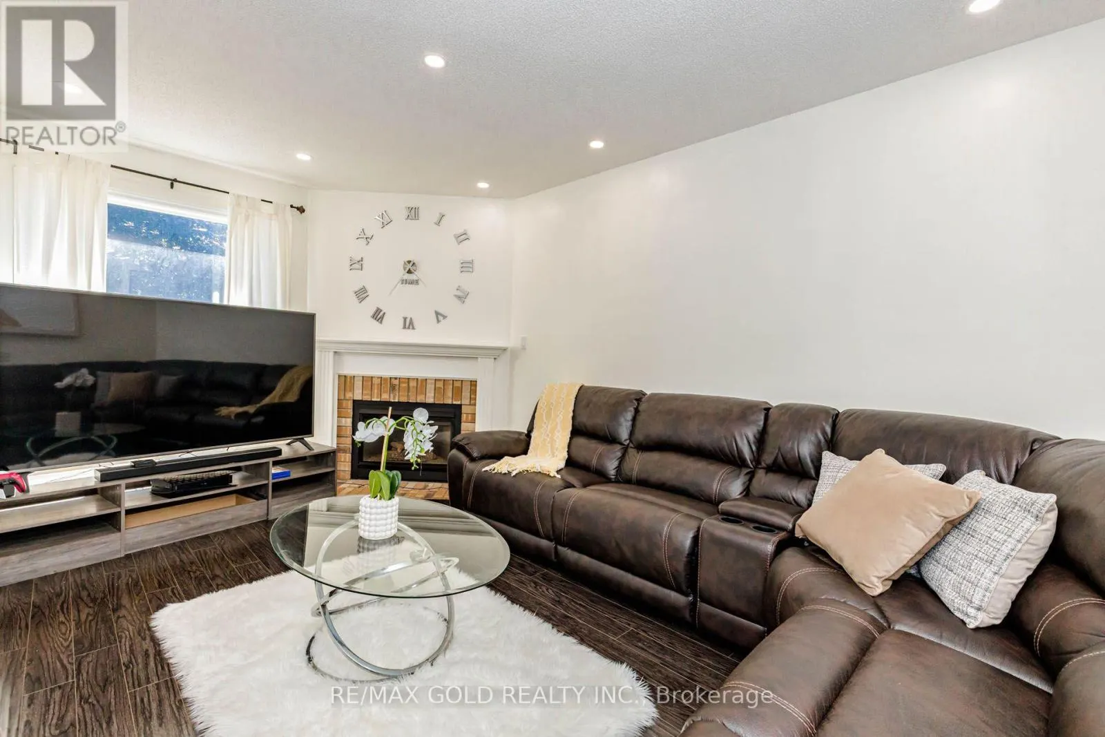 93 LAUCHLIN CRESCENT