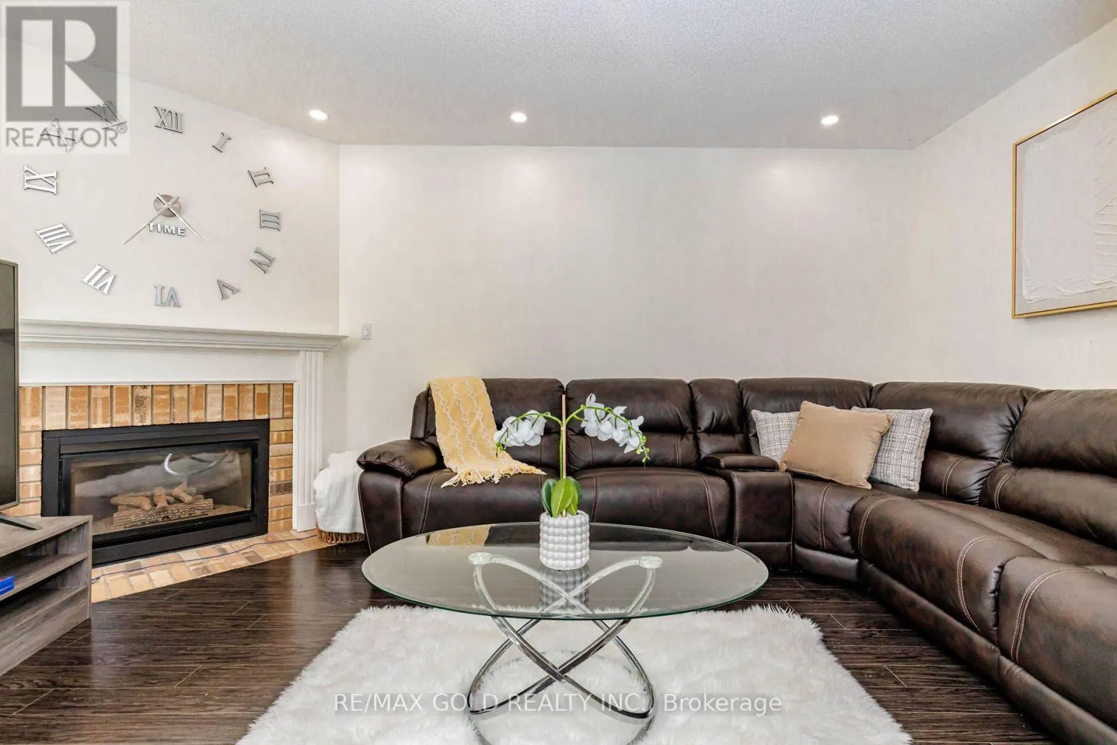 93 LAUCHLIN CRESCENT