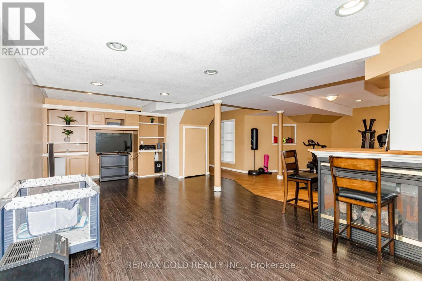 93 LAUCHLIN CRESCENT