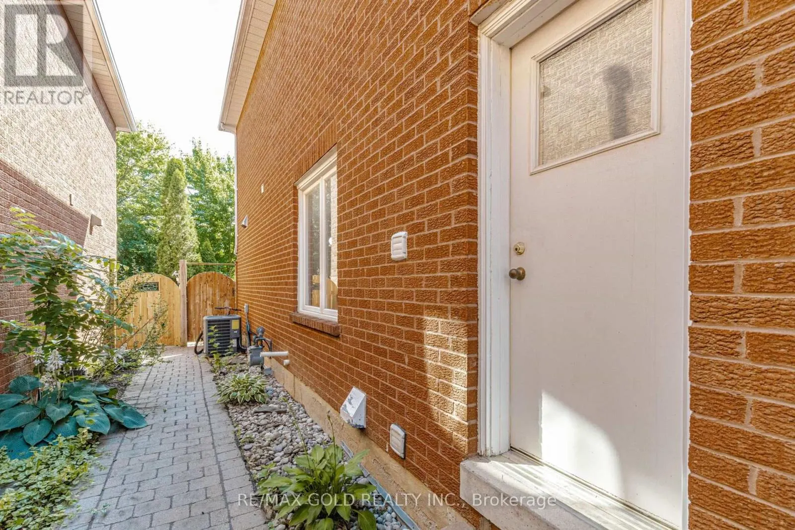 93 LAUCHLIN CRESCENT