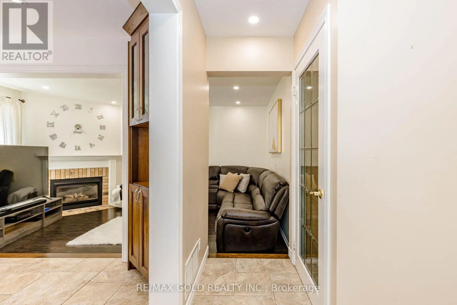 93 LAUCHLIN CRESCENT